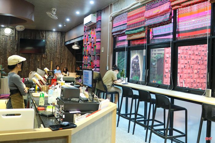 Các quán cà phê này không chỉ phù hợp với những người muốn có không gian để làm việc, sáng tạo mà còn là lựa chọn của những người muốn cân bằng cảm xúc thay vì tìm đến những nơi đông đúc, náo nhiệt.