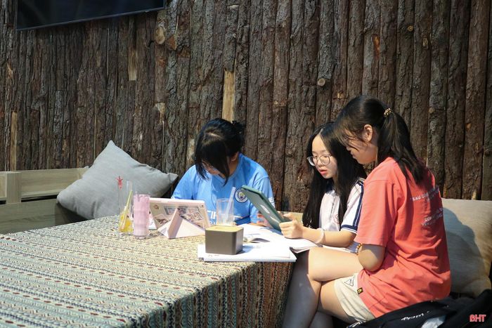 Những quán cà phê trong ngõ nhỏ đang phản ánh một xu hướng tiêu dùng mới của giới trẻ.