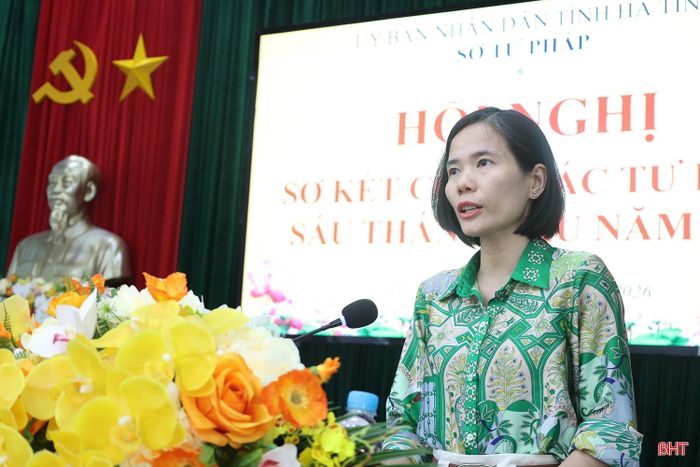 Bà Bùi Cẩm Thạch - Trưởng phòng Hành chính và Bổ trợ tư pháp, Sở Tư pháp Hà Tĩnh báo cáo chuyên đề kết quả một năm triển khai công tác hộ tịch gắn với thực hiện Đề án 06 trong bối cảnh thực hiện chính quyền địa phương 2 cấp trên địa bàn tỉnh.
