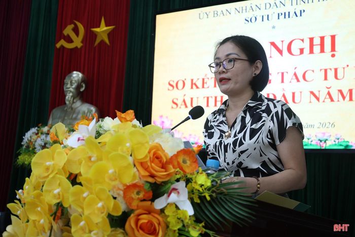 Bà Đinh Thị Nha Trang - Phó Chánh Văn phòng HĐND - UBND phường Thành Sen nêu những vướng mắc trong quá trình xử lý, giải quyết thủ tục hộ tịch và nuôi con nuôi.