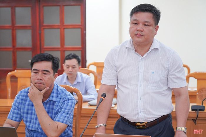 Chủ tịch UBND xã Hương Khê Trần Quốc Bảo phát biểu tại cuộc họp.