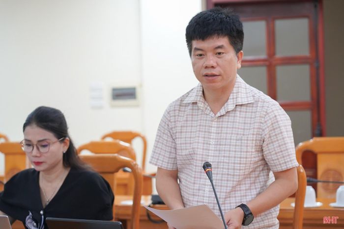 Phó Giám đốc Sở Giáo dục và Đào tạo Nguyễn Hồng Cường báo cáo về điều kiện vận hành 2 trường phổ thông nội trú liên cấp.