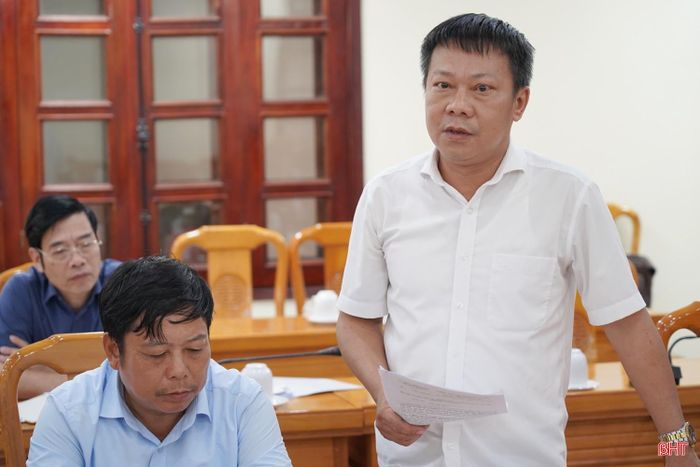 Phó Chủ tịch UBND xã Sơn Kim 1 Lương Sỹ Hiệp phát biểu tại cuộc họp.