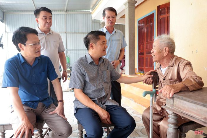 Đồng chí Trần Nhật Tân ân cần hỏi thăm sức khỏe, đời sống của gia đình ông Lý.