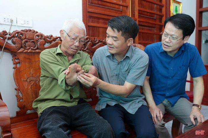 Đồng chí Trưởng ban Nội chính Tỉnh ủy ân cần thăm hỏi sức khỏe của ông Thái Đăng Thú.