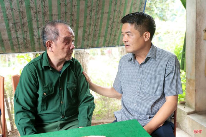 Đồng chí Trưởng ban Nội chính Tỉnh ủy trò chuyện với thương binh Trần Văn Xuân về tình hình sức khỏe, đời sống gia đình.