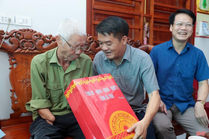 Đồng chí Trần Nhật Tân và đoàn công tác đã tới thăm, tặng quà ông Thái Đăng Thú (SN 1960, ở thôn Phú Xuân, xã Xuân Lộc) - thương binh 1/4. Do tuổi đã cao và di chứng từ chiến tranh, ông Thú thường xuyên đau ốm, mọi sinh hoạt cần sự hỗ trợ từ người thân trong gia đình.