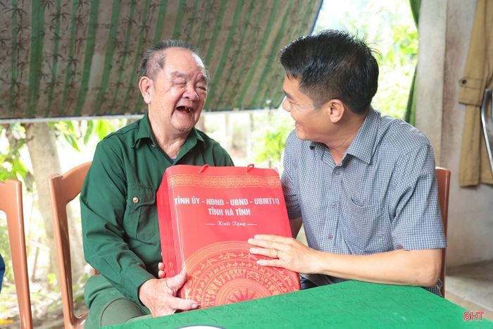 Tiếp đó, đồng chí Trưởng ban Nội chính Tỉnh ủy cùng đoàn công tác đã tới thăm, tặng quà ông Trần Văn Xuân (SN 1945, ở thôn Hồng Lĩnh, xã Can Lộc) - thương binh 1/4, từng bị địch bắt tù đày.