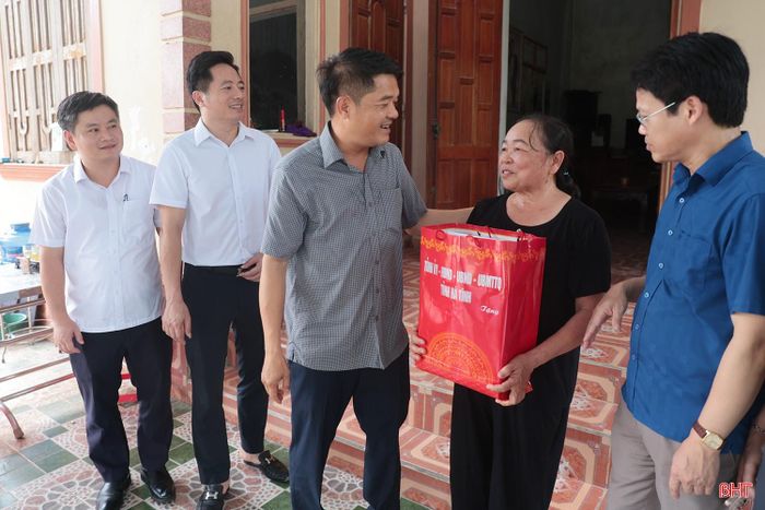 Đồng chí Trần Nhật Tân và đoàn đã tới thăm, tặng quà gia đình ông Lê Công Diệu (SN 1957, ở thôn Mỹ Lộc, xã Đồng Lộc) - bệnh binh 81%.