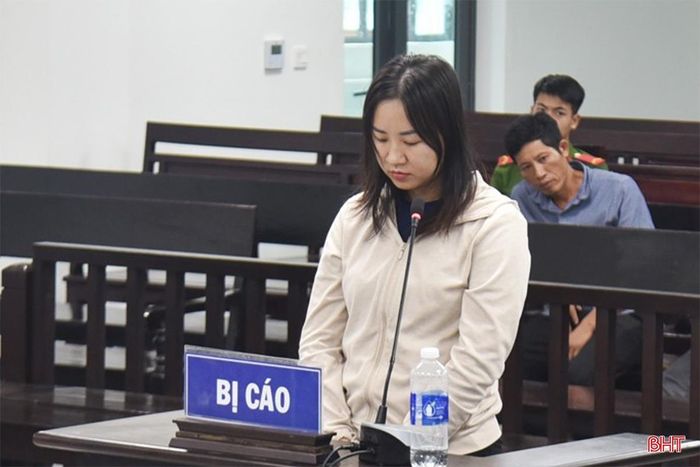 Bị cáo Tạ Thị Nhung bị đưa ra xét xử về tội "Tổ chức cho người khác trốn đi nước ngoài".