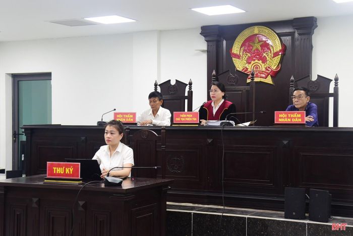 Hội đồng xét xử điều hành phiên tòa.