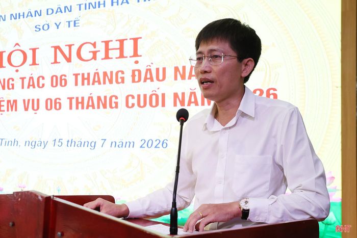 Trưởng phòng Tổ chức hành chính (Sở Y tế) Hoàng Song Hào trao đổi một số nội dung liên quan đến sắp xếp tổ chức bộ máy của ngành.