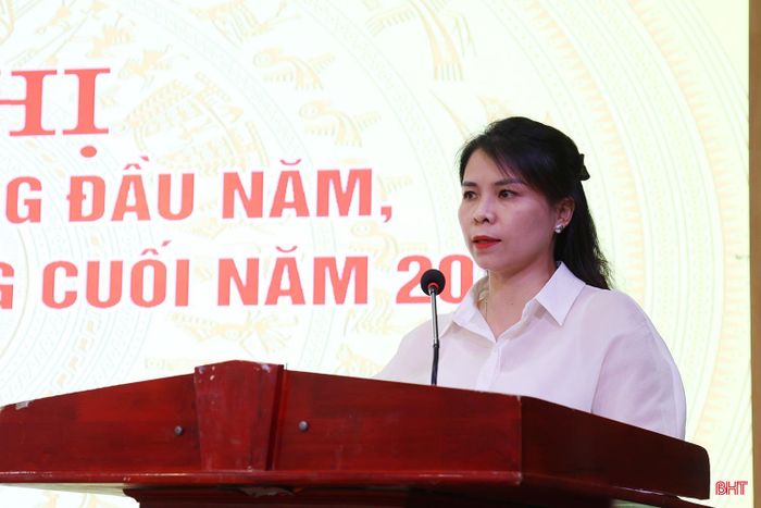 Giám đốc Bệnh viện Đa khoa thị xã Kỳ Anh Nguyễn Thị Kim Oanh tham luận về việc nâng cao chất lượng khám chữa bệnh, đáp ứng yêu cầu chăm sóc sức khỏe cho người dân khu vực phía Nam Hà Tĩnh.