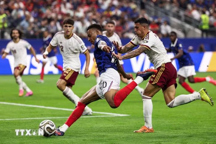 Mbappe bế tắc trước hàng thủ của Tây Ban Nha. (Ảnh: AFP/TTXVN)