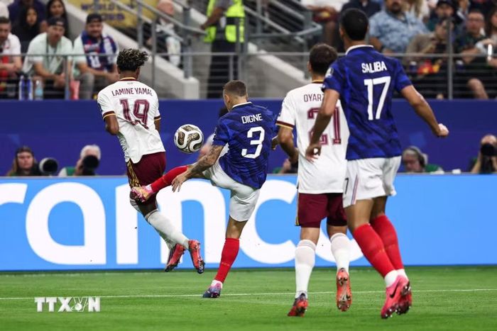 Digne phạm lỗi với Yamal trong vòng cấm. (Ảnh: AFP/TTXVN)