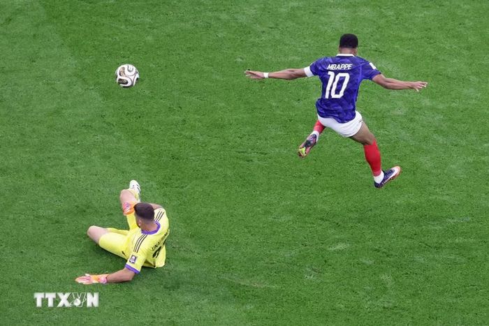 Simon ngăn cản Mbappe ghi bàn. (Ảnh: AFP/TTXVN)