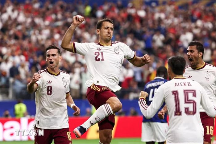 Mikel Oyarzabal ăn mừng sau khi lập công giúp đội nhà dẫn trước. (Ảnh: AFP/TTXVN)