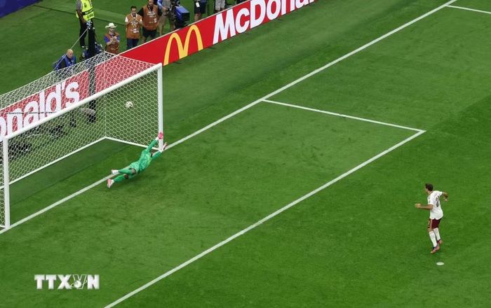 Trên chấm 11m, Mikel Oyarzabal không bỏ lỡ cơ hội ghi bàn mở tỷ số. (Ảnh: AFP/TTXVN)