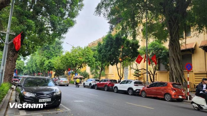 Một điểm trông giữ xe dưới lòng đường được cấp phép của thành phố Hà Nội. (Ảnh: Việt Hùng/Vietnam+)