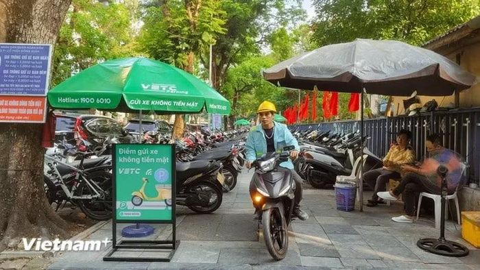 Một điểm trông giữ xe ứng dụng công nghệ không dùng tiền mặt trên địa bàn thành phố Hà Nội. (Ảnh: Việt Hùng/Vietnam+)