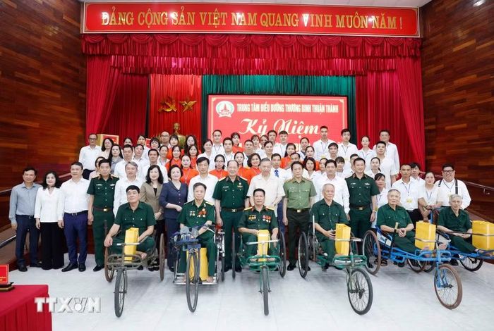 Tổng Bí thư, Chủ tịch nước Tô Lâm và đại biểu với cán bộ và thương binh, bệnh binh tại Trung tâm Điều dưỡng thương binh Thuận Thành. (Ảnh: Thống Nhất/TTXVN)