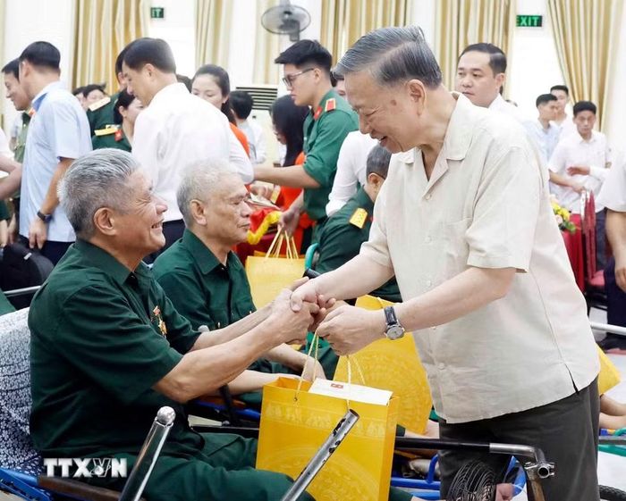 Tổng Bí thư, Chủ tịch nước Tô Lâm thăm hỏi, tặng quà cho các thương binh, bệnh binh. (Ảnh: Thống Nhất/TTXVN)