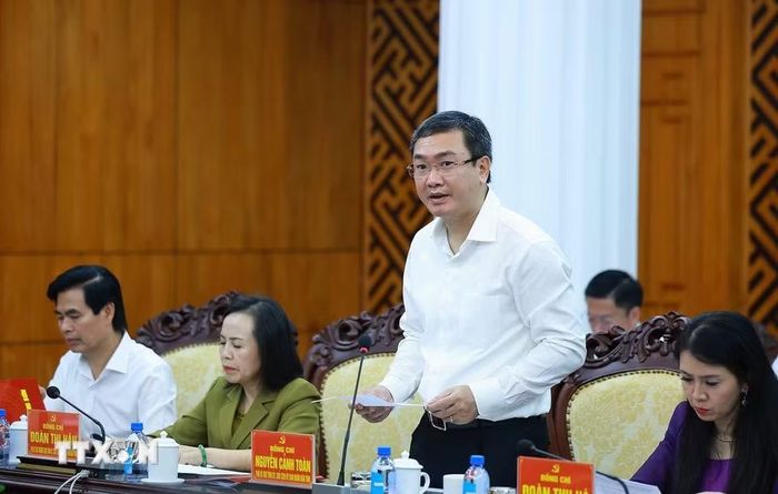 Chủ tịch Ủy ban Nhân dân tỉnh Lạng Sơn Nguyễn Cảnh Toàn báo cáo kết quả thực hiện nhiệm vụ phát triển kinh tế-xã hội của tỉnh. (Ảnh: Dương Giang/TTXVN)