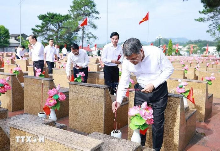 Thủ tướng Lê Minh Hưng thắp hương trên phần mộ liệt sỹ tại Nghĩa trang liệt sỹ tỉnh Lạng Sơn. (Ảnh: Dương Giang/TTXVN)