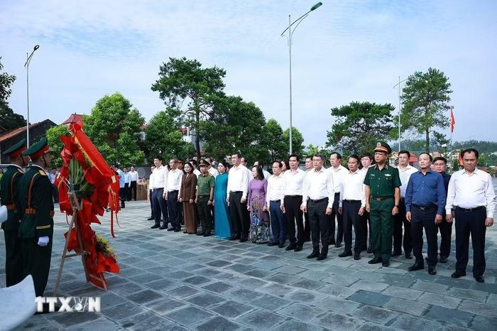 Thủ tướng Lê Minh Hưng và thành viên đoàn công tác dâng hoa tưởng niệm tại Nghĩa trang liệt sỹ tỉnh Lạng Sơn. (Ảnh: Dương Giang/TTXVN)