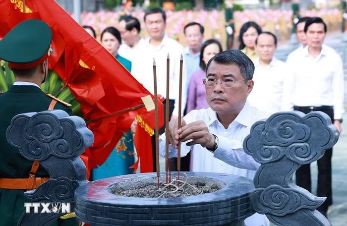 Thủ tướng Lê Minh Hưng dâng hương, dâng hoa tại Nghĩa trang liệt sỹ tỉnh Lạng Sơn. (Ảnh: Dương Giang/TTXVN)