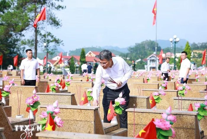 Thủ tướng Lê Minh Hưng thắp hương trên phần mộ liệt sỹ tại Nghĩa trang liệt sỹ tỉnh Lạng Sơn. (Ảnh: Dương Giang/TTXVN)