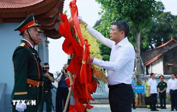 Thủ tướng Lê Minh Hưng dâng hoa tại Nghĩa trang liệt sỹ tỉnh Lạng Sơn. (Ảnh: Dương Giang/TTXVN)