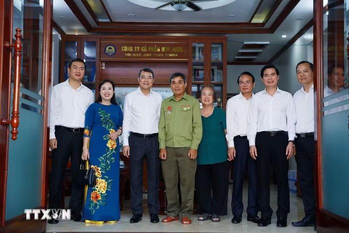 Thủ tướng Lê Minh Hưng thăm gia đình ông Vy Văn Nước (sinh năm 1948, thương binh tỷ lệ tổn thương cơ thể 42%), sinh sống tại Khối 8, phường Đông Kinh. (Ảnh: Dương Giang/TTXVN)