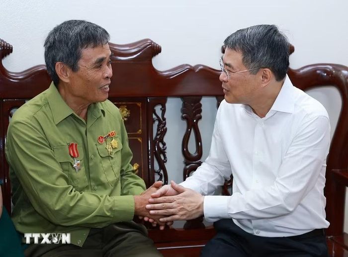 Thủ tướng Lê Minh Hưng thăm gia đình ông Vy Văn Nước (sinh năm 1948, thương binh tỷ lệ tổn thương cơ thể 42%), sinh sống tại Khối 8, phường Đông Kinh. (Ảnh: Dương Giang/TTXVN)