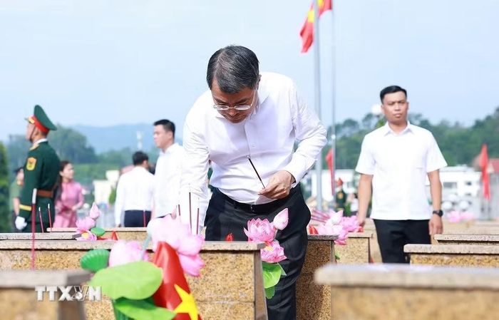 Thủ tướng Lê Minh Hưng thắp hương trên phần mộ liệt sỹ tại Nghĩa trang liệt sỹ tỉnh Lạng Sơn. (Ảnh: Dương Giang/TTXVN)
