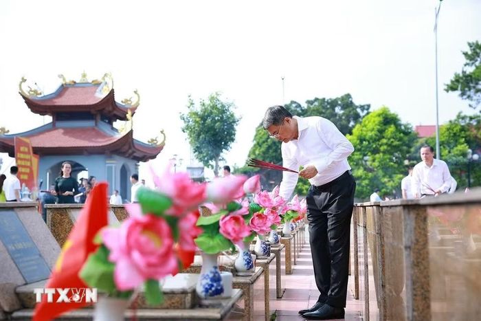 Thủ tướng Lê Minh Hưng thắp hương trên phần mộ liệt sỹ tại Nghĩa trang liệt sỹ tỉnh Lạng Sơn. (Ảnh: Dương Giang/TTXVN)