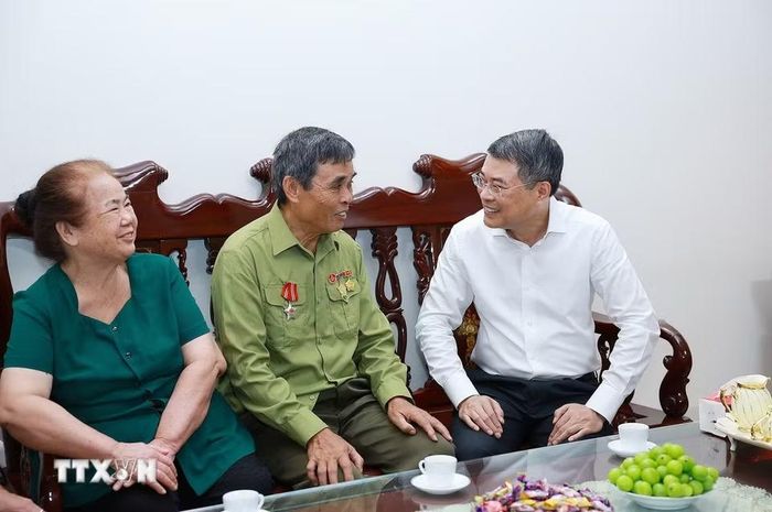 Thủ tướng Lê Minh Hưng thăm gia đình ông Vy Văn Nước (sinh năm 1948, thương binh tỷ lệ tổn thương cơ thể 42%), sinh sống tại Khối 8, phường Đông Kinh. (Ảnh: Dương Giang/TTXVN)
