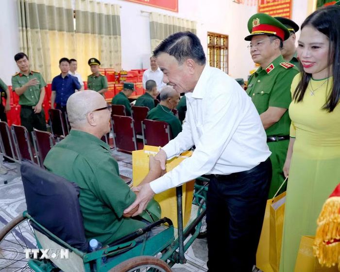Đồng chí Trần Cẩm Tú, Ủy viên Bộ Chính trị, Thường trực Ban Bí thư thăm, tặng quà thương, bệnh binh tại Trung tâm Điều dưỡng thương binh Nghệ An. (Ảnh: Phương Hoa/TTXVN)