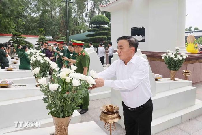 Thường trực Ban Bí thư Trần Cẩm Tú dâng hoa tại phần mộ 10 nữ liệt sỹ Thanh niên xung phong tại Khu di tích lịch sử Quốc gia đặc biệt Ngã ba Đồng Lộc. (Ảnh: Phương Hoa/TTXVN)