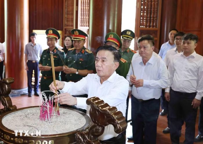 Đồng chí Trần Cẩm Tú, Ủy viên Bộ Chính trị, Thường trực Ban Bí thư và Đoàn công tác Trung ương dâng hương tưởng niệm Chủ tịch Hồ Chí Minh tại Khu di tích Quốc gia đặc biệt Kim Liên. (Ảnh: Phương Hoa/TTXVN)