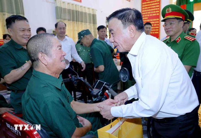 Đồng chí Trần Cẩm Tú, Ủy viên Bộ Chính trị, Thường trực Ban Bí thư thăm, tặng quà thương, bệnh binh tại Trung tâm Điều dưỡng thương binh Nghệ An. (Ảnh: Phương Hoa/TTXVN)