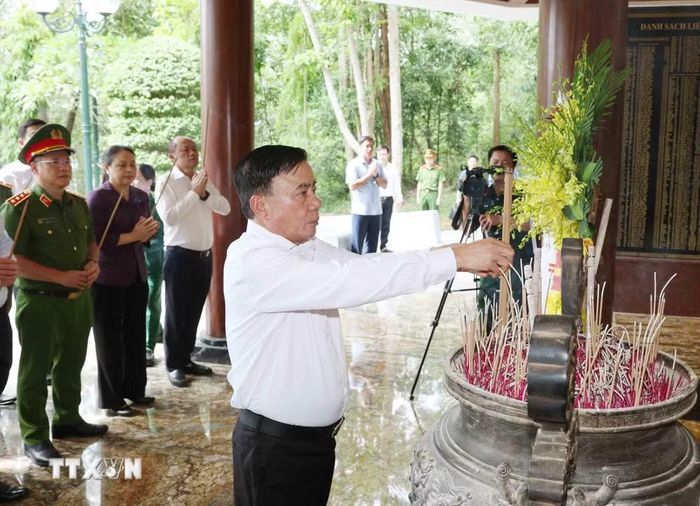 Nhân kỷ niệm 76 năm Ngày truyền thống lực lượng Thanh niên xung phong Việt Nam (15/7/1950-15/7/2026), sáng 15/7/2026, đồng chí Trần Cẩm Tú, Ủy viên Bộ Chính trị, Thường trực Ban Bí thư cùng đoàn công tác Trung ương đến dâng hoa, dâng hương tưởng niệm các anh hùng, liệt sỹ tại Khu di tích Ngã ba Đồng Lộc, tỉnh Hà Tĩnh. (Ảnh: Phương Hoa/TTXVN)
