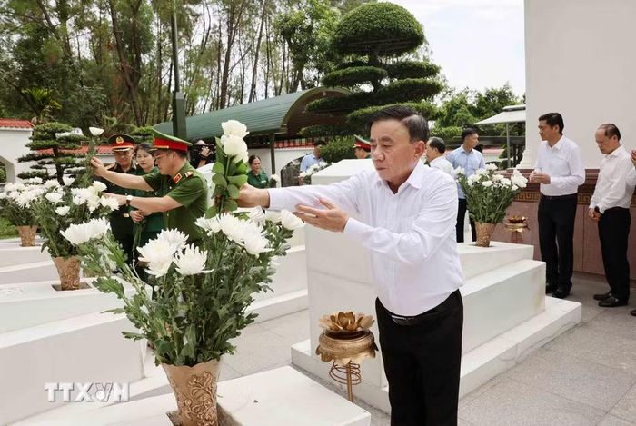 Thường trực Ban Bí thư Trần Cẩm Tú dâng hoa tại phần mộ 10 nữ liệt sỹ Thanh niên xung phong tại Khu di tích lịch sử Quốc gia đặc biệt Ngã ba Đồng Lộc. (Ảnh: Phương Hoa/TTXVN)