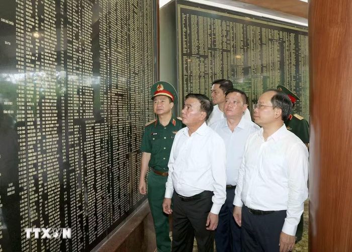 Thường trực Ban Bí thư Trần Cẩm Tú thăm Khu di tích lịch sử Quốc gia đặc biệt Ngã ba Đồng Lộc. (Ảnh: Phương Hoa/TTXVN)