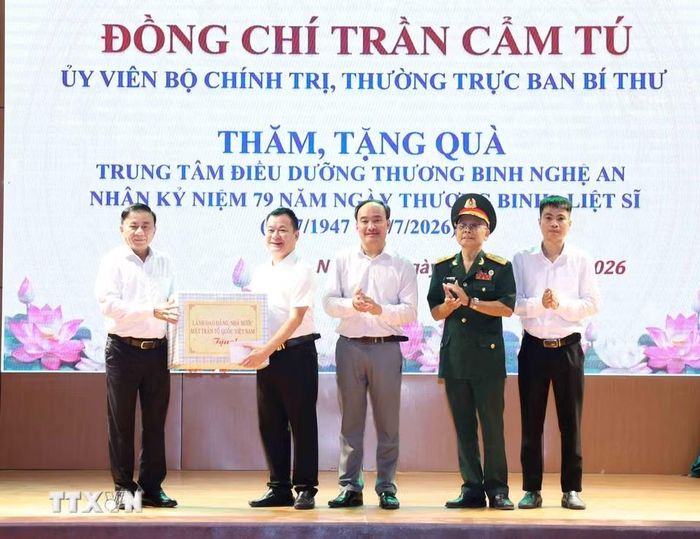 Đồng chí Trần Cẩm Tú, Ủy viên Bộ Chính trị, Thường trực Ban Bí thư tặng quà Trung tâm Điều dưỡng thương binh Nghệ An. (Ảnh: Phương Hoa/TTXVN)