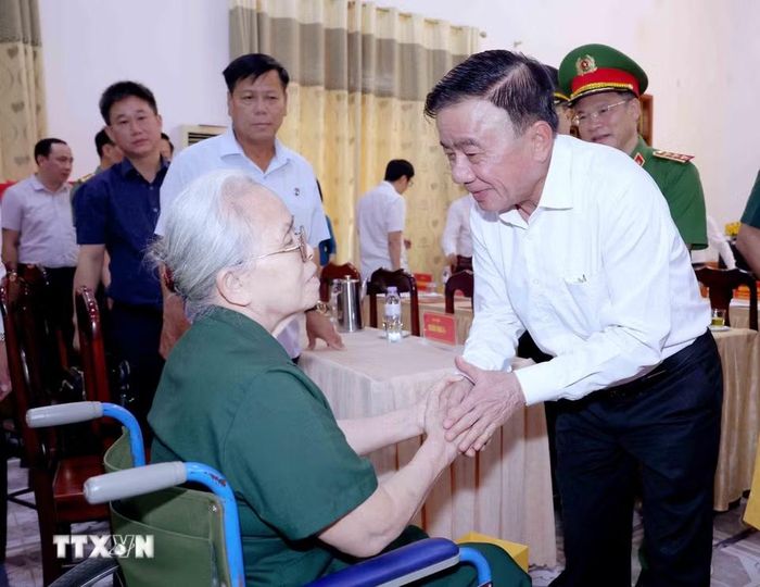Đồng chí Trần Cẩm Tú, Ủy viên Bộ Chính trị, Thường trực Ban Bí thư thăm, tặng quà thương, bệnh binh tại Trung tâm Điều dưỡng thương binh Nghệ An. (Ảnh: Phương Hoa/TTXVN)