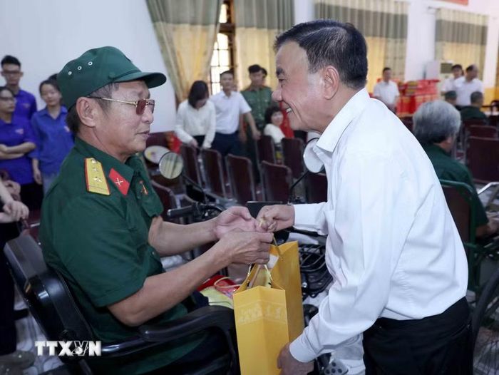Đồng chí Trần Cẩm Tú, Ủy viên Bộ Chính trị, Thường trực Ban Bí thư thăm, tặng quà thương, bệnh binh tại Trung tâm Điều dưỡng thương binh Nghệ An. (Ảnh: Phương Hoa/TTXVN)