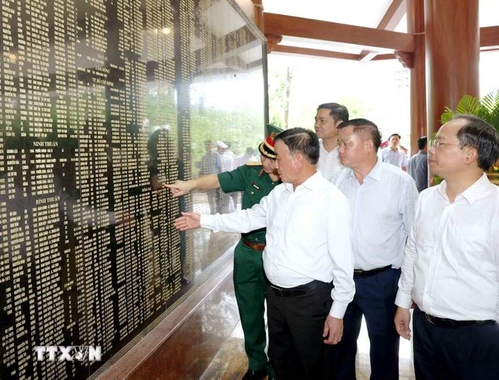 Thường trực Ban Bí thư Trần Cẩm Tú thăm Khu di tích lịch sử Quốc gia đặc biệt Ngã ba Đồng Lộc. (Ảnh: Phương Hoa/TTXVN)