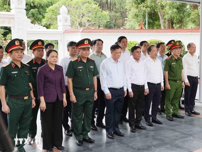 Thường trực Ban Bí thư Trần Cẩm Tú và thành viên đoàn công tác tưởng niệm các anh hùng, liệt sỹ tại Khu di tích lịch sử Quốc gia đặc biệt Ngã ba Đồng Lộc, tỉnh Hà Tĩnh. (Ảnh: Phương Hoa/TTXVN)