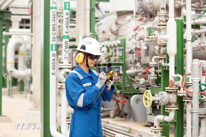 Kỹ sư làm việc trong Tổ hợp hóa dầu Long Sơn. (Ảnh: Đoàn Mạnh Dương/TTXVN)